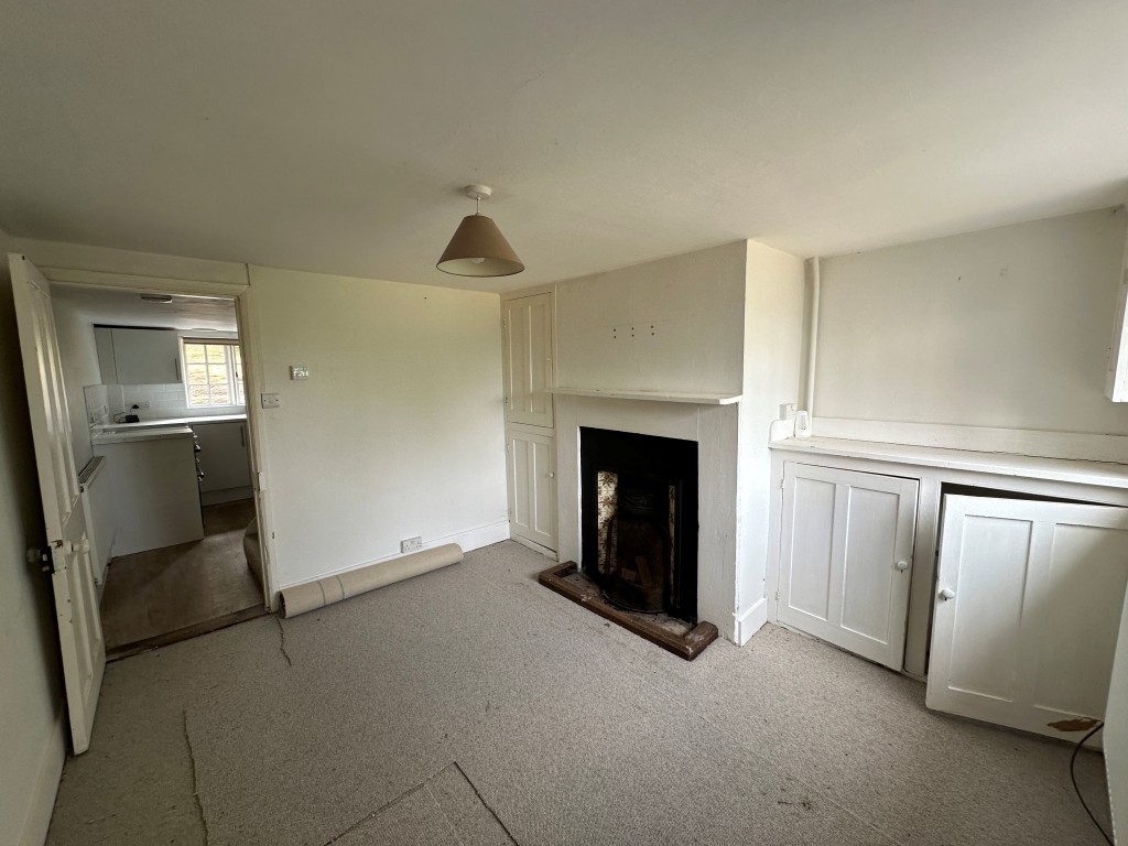 Lot: 213 - TWO-BEDROOM END-TERRACE COTTAGE WITH PARKING TO FRONT AND GARDEN TO REAR - Living Room